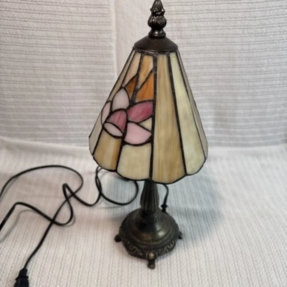 Tiffany Style Stained Glass Floral Lamp 14” Tall Art Nouveau